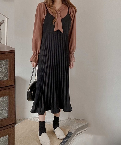 Miniministore(ミニミニストア)の「プリーツ キャミソールワンピース(ワンピース・レディース・ブルー/ブラック/ブラウン・M/L/S)」の6枚目の写真