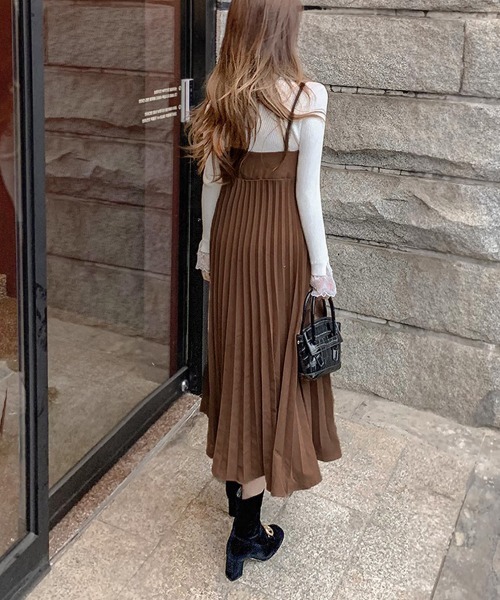Miniministore(ミニミニストア)の「プリーツ キャミソールワンピース(ワンピース・レディース・ブルー/ブラック/ブラウン・M/L/S)」の15枚目の写真