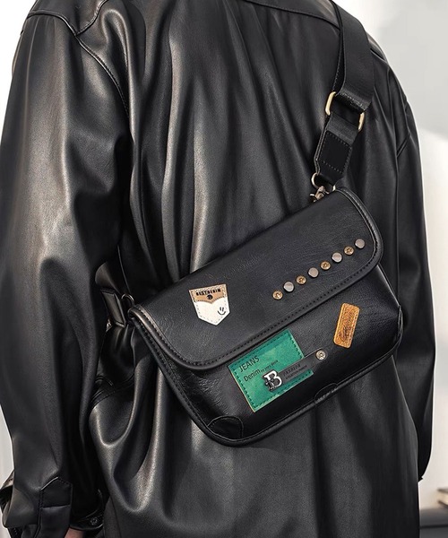 Theater code（シアターコード）の「fake leather shoulder bag / フェイクレザー ショルダーバッグ パッチワーク風ショルダーポーチ（ショルダーバッグ・メンズ・ブラック・FREE）」の5枚目の写真