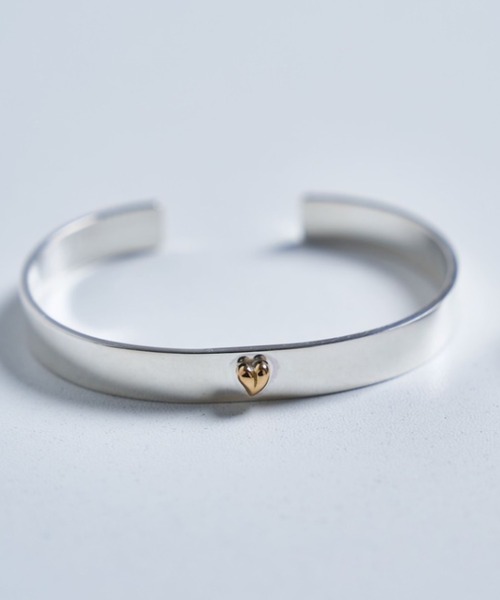 ROYAL FLASH(ロイヤルフラッシュ)の「SPARKING/スパーキング/平打ちバングル 18k Heart(バングル/リストバンド・メンズ・シルバー・S/L/M)」の1枚目の写真
