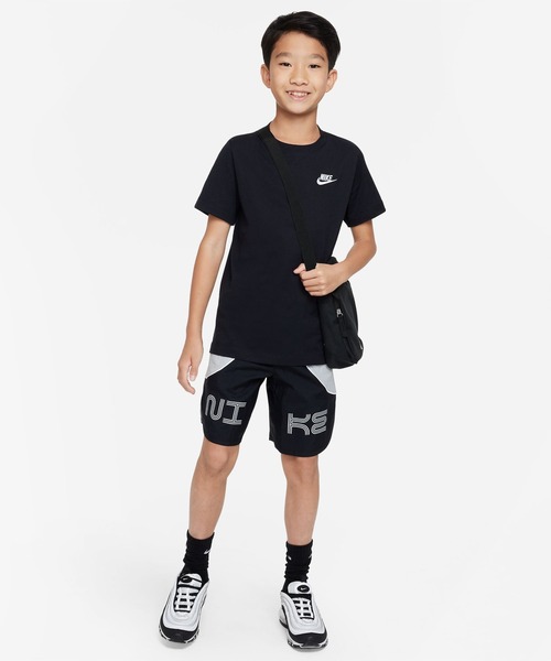 NIKE（ナイキ）の「NIKE/ナイキ キッズ Tシャツ LOGO YTH EMB ﾌｭｰﾁｭﾗ Tｼｬﾂ AR5254-010（Tシャツ/カットソー・キッズ・ブラック・160cm/150cm/140cm/130cm）」の4枚目の写真