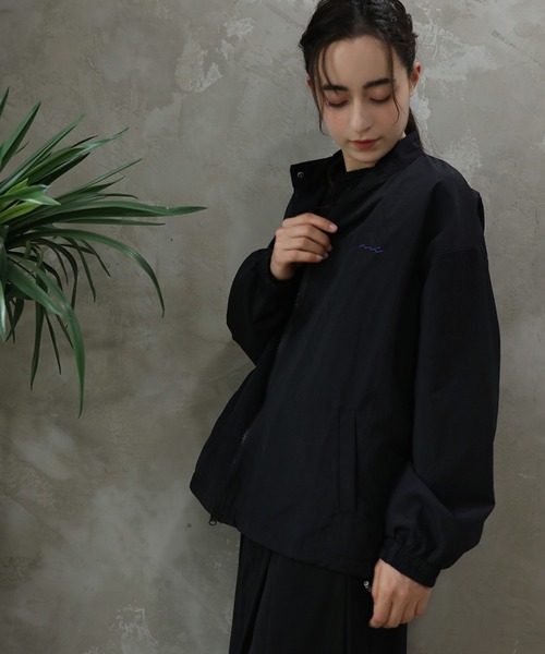 aimoha(アイモハ)の「スタンドネックブルゾン(ブルゾン・レディース・ベージュ/ブラック・LARGE/MEDIUM/SMALL)」の2枚目の写真