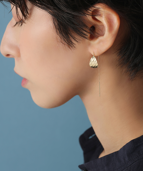 Lilas（リラ）の「ティアドロップテクスチャーモチーフピアス K10（両耳）（ピアス（両耳用）・レディース・ゴールド・FREE）」の3枚目の写真