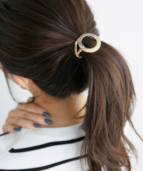 ROPE' PICNIC（ロペピクニック）の「シェルサークルヘアポニー（ヘアゴム・レディース・ベージュ/シルバー・FREE）」の2枚目の写真