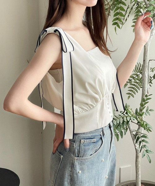 clear（クリア）の「ウエストリブ切替肩リボンノースリーブブラウス（シャツ/ブラウス・レディース・オフホワイト/ブラック/ブラウン・F）」の3枚目の写真