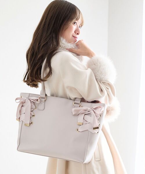 MAJESTIC LEGON(マジェスティックレゴン)の「サイドレースアップトート(トートバッグ・レディース・ピンク/ブラック/グレイッシュベージュ・FREE)」の2枚目の写真