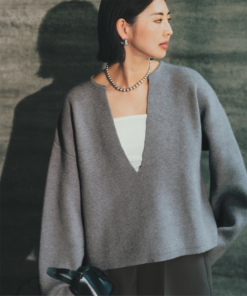 UR'S(ユアーズ)の「ディープキーネックワイドニット(ニット/セーター・レディース・ブラック/ネイビー/杢グレー・M/S/L)」の2枚目の写真