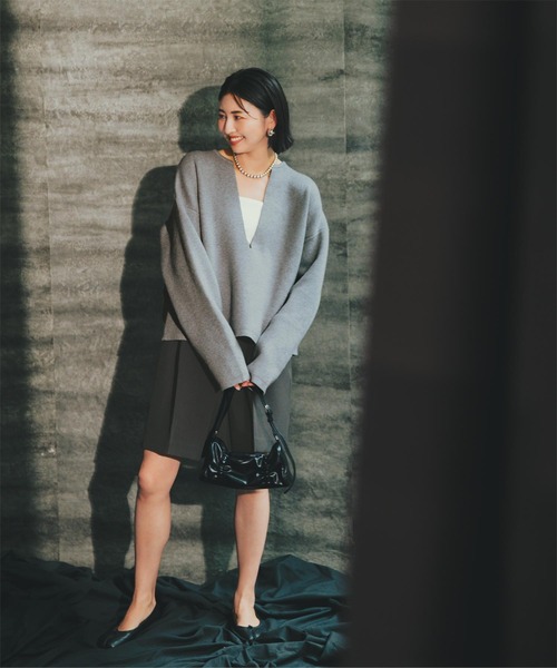 UR'S(ユアーズ)の「ディープキーネックワイドニット(ニット/セーター・レディース・ブラック/ネイビー/杢グレー・M/S/L)」の6枚目の写真