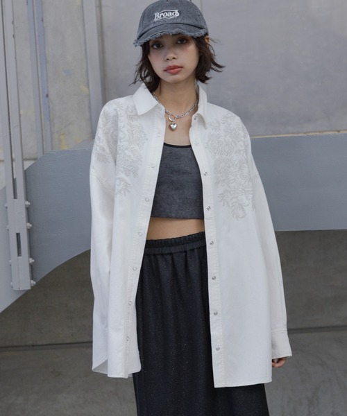 PAGEBOY（ページボーイ）の「シシュウデニムシャツ（シャツ/ブラウス・レディース・オフホワイト/ブルー/ブラック・FREE）」の2枚目の写真