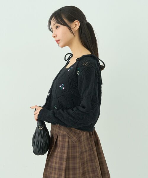 earth music&ecology（アースミュージックアンドエコロジー）の「SET2点刺繍ビスチェ＋カーディガン（カーディガン/ボレロ・レディース・アイボリー/ピンク/ブラック・FREE）」の15枚目の写真