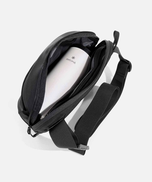 Aer(エアー)の「【Aer / エアー】 Travel Collection Day Sling 3 X-Pac(ショルダーバッグ・メンズ・ブラック・FREE)」の16枚目の写真