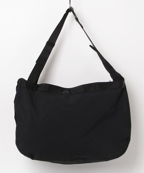 C.P. COMPANY（シーピーカンパニー）の「C.P. Company /  Plain Paper Touch Zipped Bag（トートバッグ・メンズ・チャコールグレー/ブラック・ONE SIZE）」の3枚目の写真