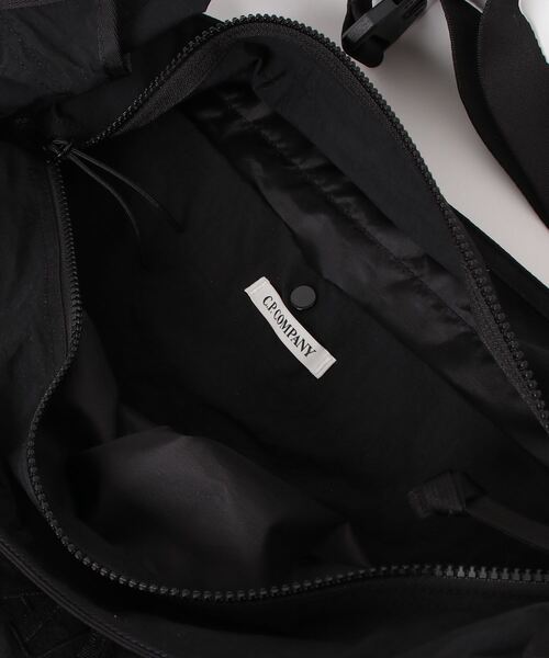 C.P. COMPANY（シーピーカンパニー）の「C.P. Company /  Plain Paper Touch Zipped Bag（トートバッグ・メンズ・チャコールグレー/ブラック・ONE SIZE）」の5枚目の写真