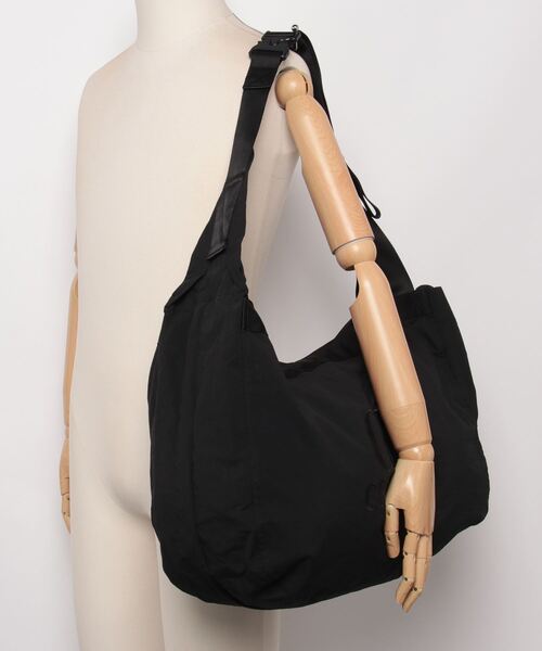 C.P. COMPANY（シーピーカンパニー）の「C.P. Company /  Plain Paper Touch Zipped Bag（トートバッグ・メンズ・チャコールグレー/ブラック・ONE SIZE）」の4枚目の写真