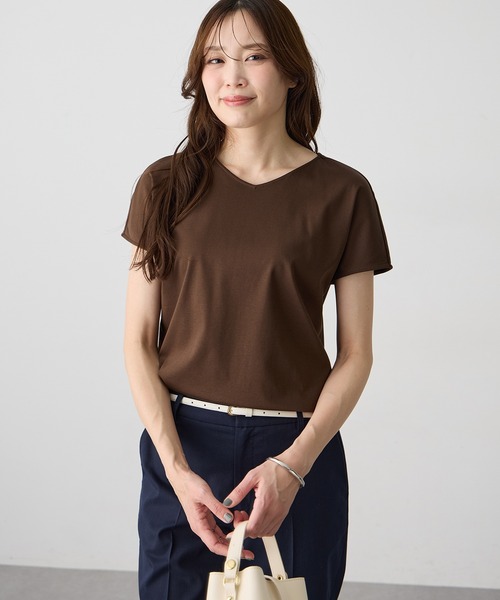 A/C DESIGN BY ALPHA CUBIC(エーシーデザインバイアルファキュービック)の「フレンチVネックTシャツ【スムース加工・UVカット・接触冷感】(Tシャツ/カットソー・レディース・ブラック/ライトグレー/オフホワイト/ブラウン・LL/M/L)」の4枚目の写真