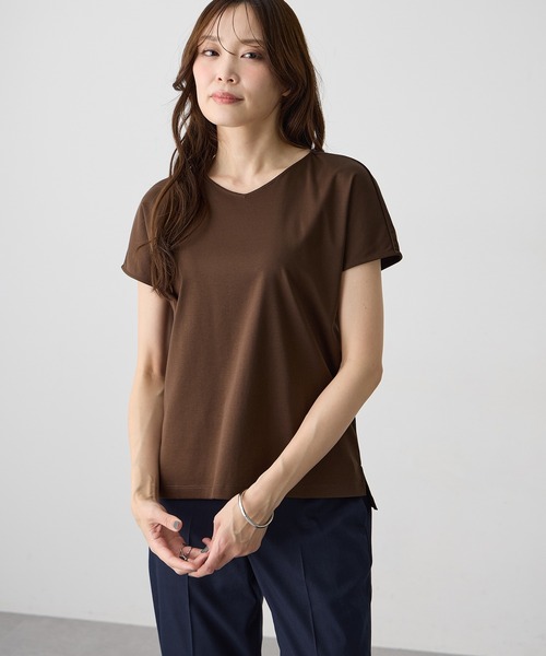 A/C DESIGN BY ALPHA CUBIC(エーシーデザインバイアルファキュービック)の「フレンチVネックTシャツ【スムース加工・UVカット・接触冷感】(Tシャツ/カットソー・レディース・ブラック/ライトグレー/オフホワイト・LL/M/L)」の11枚目の写真