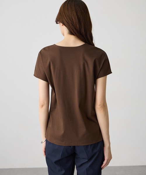 A/C DESIGN BY ALPHA CUBIC(エーシーデザインバイアルファキュービック)の「フレンチVネックTシャツ【スムース加工・UVカット・接触冷感】(Tシャツ/カットソー・レディース・ブラック/ライトグレー/オフホワイト・LL/M/L)」の13枚目の写真