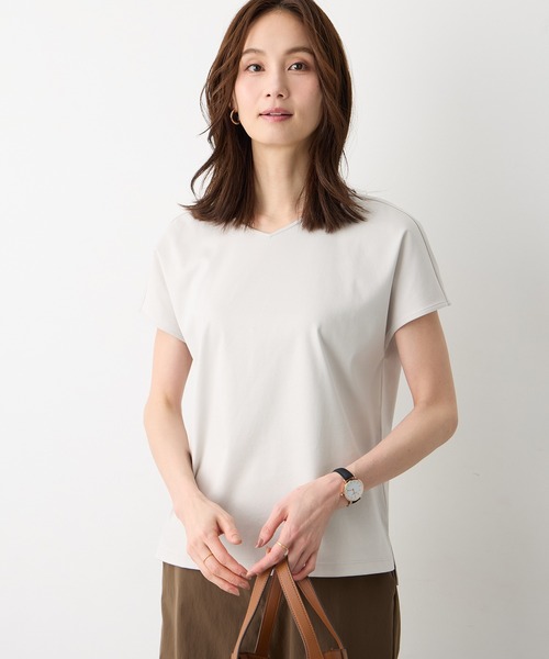 A/C DESIGN BY ALPHA CUBIC(エーシーデザインバイアルファキュービック)の「フレンチVネックTシャツ【スムース加工・UVカット・接触冷感】(Tシャツ/カットソー・レディース・ブラック/ライトグレー/オフホワイト・LL/M/L)」の15枚目の写真