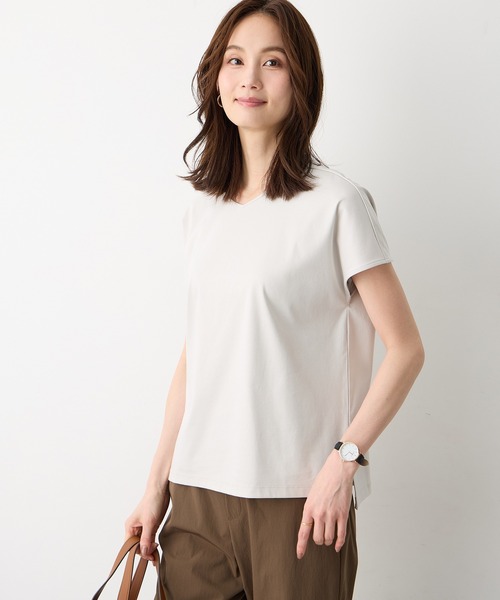 A/C DESIGN BY ALPHA CUBIC(エーシーデザインバイアルファキュービック)の「フレンチVネックTシャツ【スムース加工・UVカット・接触冷感】(Tシャツ/カットソー・レディース・ブラック/ライトグレー/オフホワイト・LL/M/L)」の16枚目の写真
