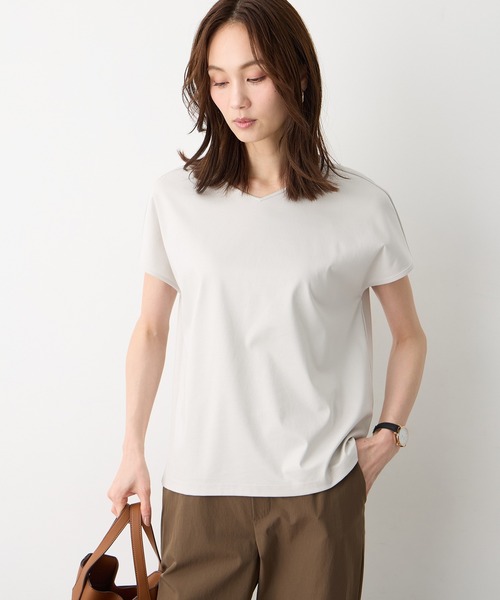 A/C DESIGN BY ALPHA CUBIC(エーシーデザインバイアルファキュービック)の「フレンチVネックTシャツ【スムース加工・UVカット・接触冷感】(Tシャツ/カットソー・レディース・ブラック/ライトグレー/オフホワイト・LL/M/L)」の14枚目の写真
