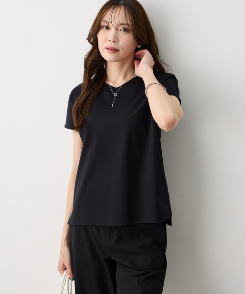 A/C DESIGN BY ALPHA CUBIC(エーシーデザインバイアルファキュービック)の「フレンチVネックTシャツ【スムース加工・UVカット・接触冷感】(Tシャツ/カットソー・レディース・ブラック/ライトグレー/オフホワイト・LL/M/L)」の18枚目の写真