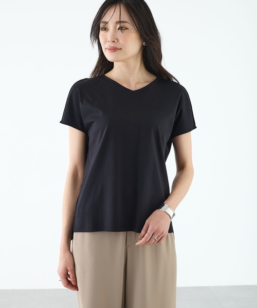 A/C DESIGN BY ALPHA CUBIC(エーシーデザインバイアルファキュービック)の「フレンチVネックTシャツ【スムース加工・UVカット・接触冷感】(Tシャツ/カットソー・レディース・ブラック/ライトグレー/オフホワイト・LL/M/L)」の19枚目の写真