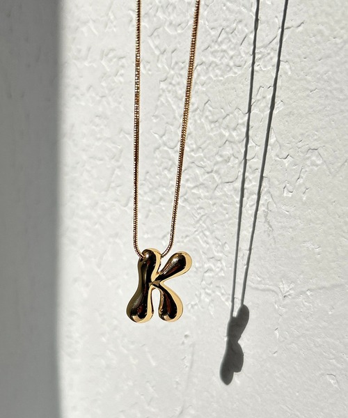 LOUNGEDRESS（ラウンジドレス）の「【GALENA】20thイニシャルネックレス（ネックレス・レディース・ゴールド系その他5/ゴールド系その他2/ゴールド系その他3/ゴールド/ゴールド系その他・FREE）」の4枚目の写真