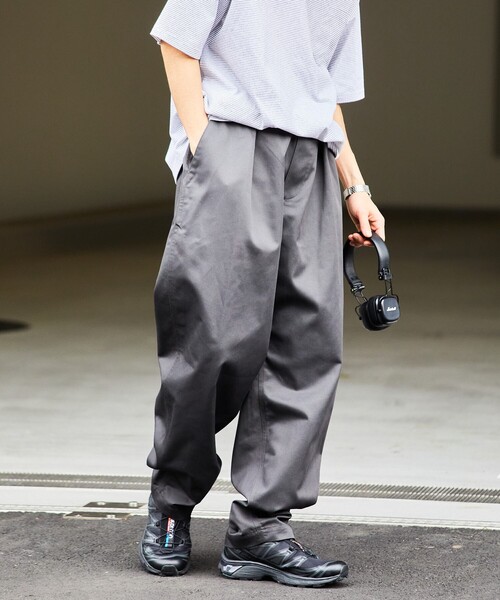 FREAK'S STORE(フリークスストア)の「限定展開 ワイドシルエット テーパード イージーパンツ(チノパンツ・メンズ・チャコールグレー/ネイビー/ブラック/ベージュ・LARGE/MEDIUM/SMALL)」の7枚目の写真