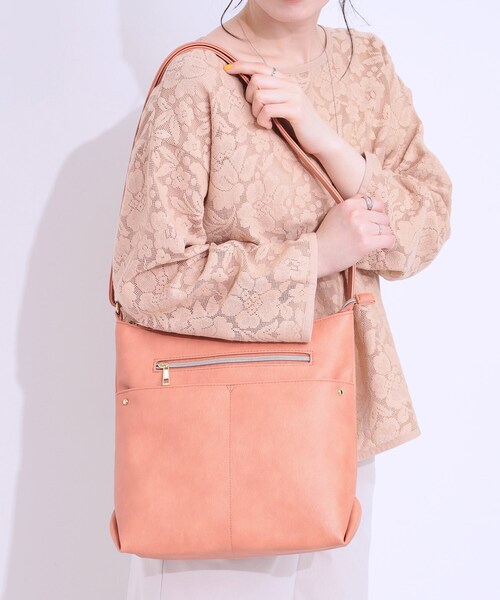 SHOO・LA・RUE(シューラルー)の「フロント2ポケットショルダーバッグ(ショルダーバッグ・レディース・ブラック/グレー/ピンク系/ブルー系その他/ナチュラル/イエロー・00)」の6枚目の写真