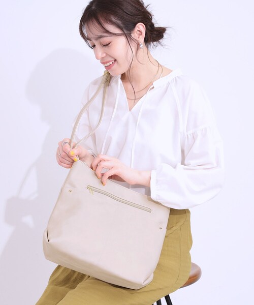 SHOO・LA・RUE(シューラルー)の「フロント2ポケットショルダーバッグ(ショルダーバッグ・レディース・ブラック/グレー/ピンク系/ブルー系その他/ナチュラル/イエロー・00)」の4枚目の写真