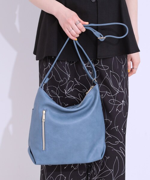 SHOO・LA・RUE(シューラルー)の「フロント2ポケットショルダーバッグ(ショルダーバッグ・レディース・ブラック/グレー/ピンク系/ブルー系その他/ナチュラル/イエロー・00)」の5枚目の写真