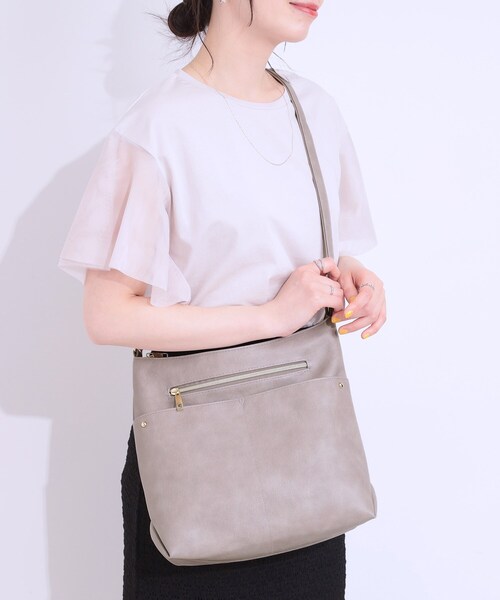 SHOO・LA・RUE(シューラルー)の「フロント2ポケットショルダーバッグ(ショルダーバッグ・レディース・ブラック/グレー/ピンク系/ブルー系その他/ナチュラル/イエロー・00)」の3枚目の写真