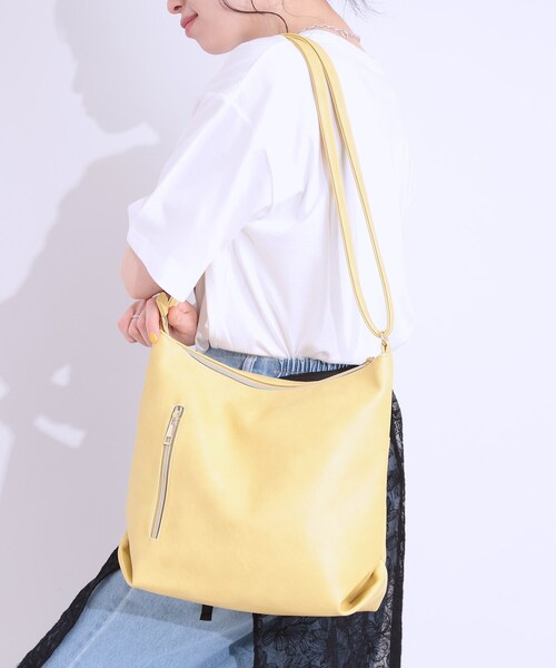 SHOO・LA・RUE(シューラルー)の「フロント2ポケットショルダーバッグ(ショルダーバッグ・レディース・ブラック/グレー/ピンク系/ブルー系その他/ナチュラル/イエロー・00)」の1枚目の写真