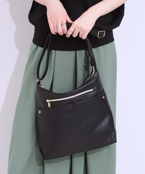 SHOO・LA・RUE(シューラルー)の「フロント2ポケットショルダーバッグ(ショルダーバッグ・レディース・ブラック/グレー/ピンク系/ブルー系その他/ナチュラル/イエロー・00)」の2枚目の写真