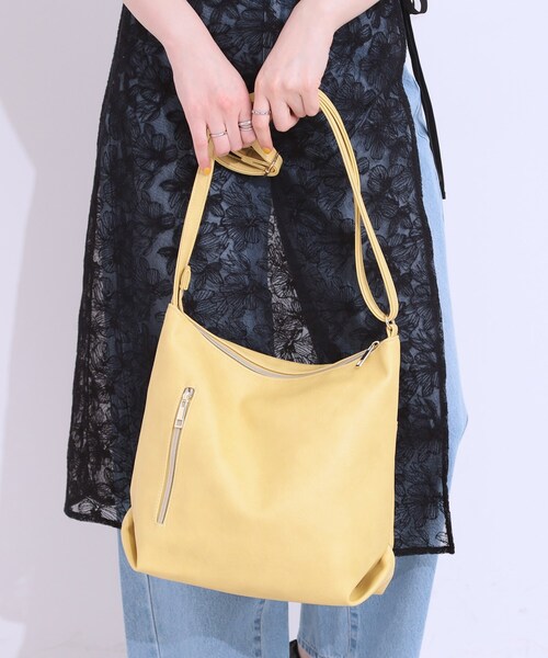 SHOO・LA・RUE(シューラルー)の「フロント2ポケットショルダーバッグ(ショルダーバッグ・レディース・ブラック/グレー/ピンク系/ブルー系その他/ナチュラル/イエロー・00)」の7枚目の写真