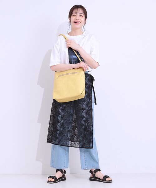 SHOO・LA・RUE(シューラルー)の「フロント2ポケットショルダーバッグ(ショルダーバッグ・レディース・ブラック/グレー/ピンク系/ブルー系その他/ナチュラル/イエロー・00)」の8枚目の写真