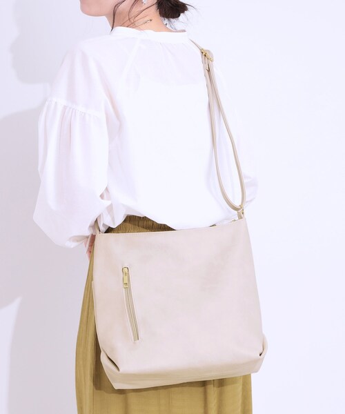 SHOO・LA・RUE(シューラルー)の「フロント2ポケットショルダーバッグ(ショルダーバッグ・レディース・ブラック/グレー/ピンク系/ブルー系その他/ナチュラル/イエロー・00)」の9枚目の写真