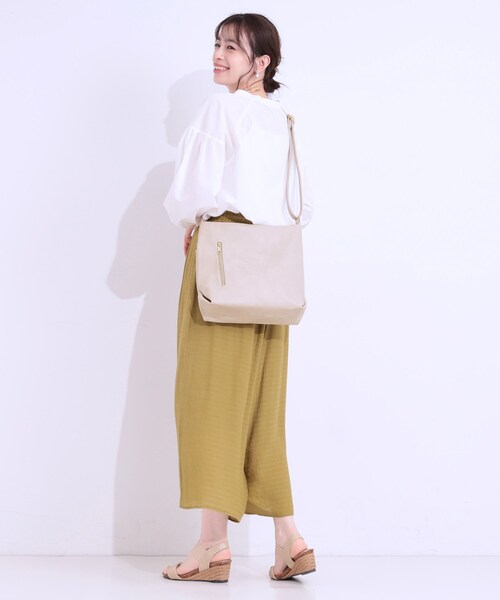 SHOO・LA・RUE(シューラルー)の「フロント2ポケットショルダーバッグ(ショルダーバッグ・レディース・ブラック/グレー/ピンク系/ブルー系その他/ナチュラル/イエロー・00)」の10枚目の写真