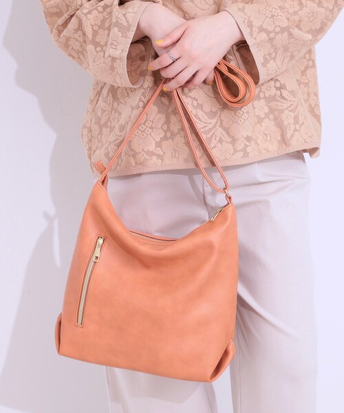 SHOO・LA・RUE(シューラルー)の「フロント2ポケットショルダーバッグ(ショルダーバッグ・レディース・ブラック/グレー/ピンク系/ブルー系その他/ナチュラル/イエロー・00)」の11枚目の写真