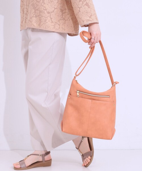 SHOO・LA・RUE(シューラルー)の「フロント2ポケットショルダーバッグ(ショルダーバッグ・レディース・ブラック/グレー/ピンク系/ブルー系その他/ナチュラル/イエロー・00)」の12枚目の写真