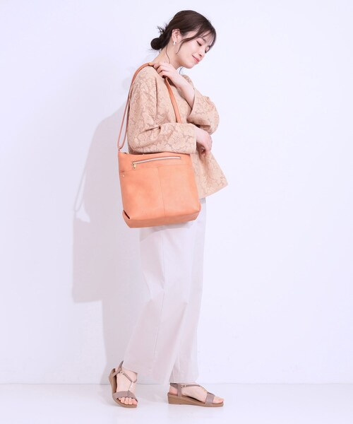 SHOO・LA・RUE(シューラルー)の「フロント2ポケットショルダーバッグ(ショルダーバッグ・レディース・ブラック/グレー/ピンク系/ブルー系その他/ナチュラル/イエロー・00)」の13枚目の写真