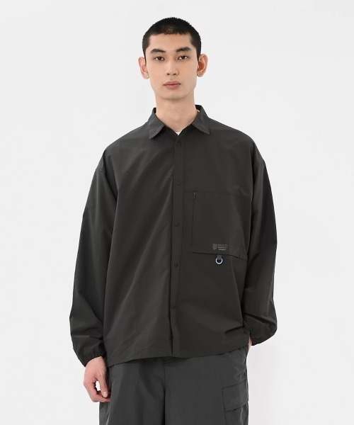 NEW BALANCE(ニューバランス)の「New Balance Oversized Long Sleeve Shirts(ニューバランス オーバーサイズ ロングスリーブ シャツ)(シャツ/ブラウス・メンズ・ブラック系/グリーン系・MEDIUM/LARGE/X-LARGE)」の1枚目の写真
