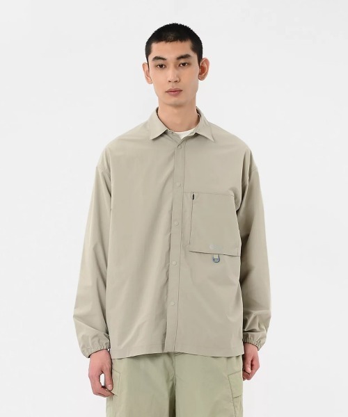 NEW BALANCE(ニューバランス)の「New Balance Oversized Long Sleeve Shirts(ニューバランス オーバーサイズ ロングスリーブ シャツ)(シャツ/ブラウス・メンズ・ブラック系/グリーン系・MEDIUM/LARGE/X-LARGE)」の2枚目の写真