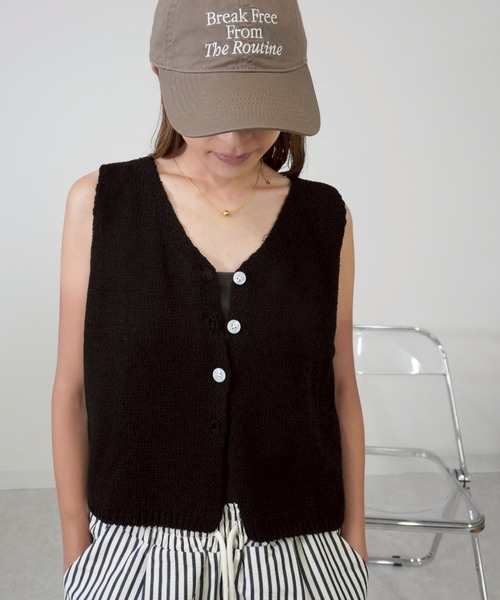 gossara（ゴサラ）の「Vネックニットベスト（ベスト・レディース・ベージュ/ブラック/グレイッシュベージュ・FREE）」の2枚目の写真