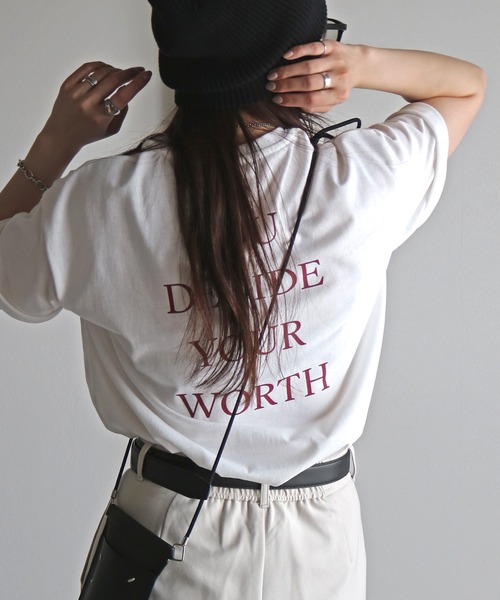 COURO(コウロ)の「バックロゴデザインカラフルTシャツ(Tシャツ/カットソー・レディース・ホワイト系/レッド系/ホワイト系1/ホワイト系2/レッド系1/グレー系2/レッド系2/グレー系/ネイビー系/ホワイト系3/ネイビー系2/イエロー系2/グレー系1/オートミール/イエロー系/イエロー系1/ピンク系1/ピンク系2/ブルー/ネイビー系1/ピンク系・FREE)」の1枚目の写真