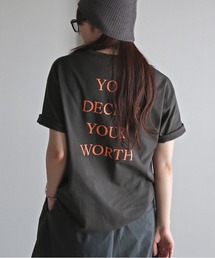 バックロゴデザインカラフルＴシャツ