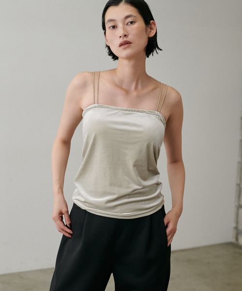 LARUTA（ラルータ）の「【LARUTA】カップ付きベロアキャミ（キャミソール・レディース・ブラック/グレー系その他/ブルー系その他/グレイッシュベージュ・FREE）」の2枚目の写真