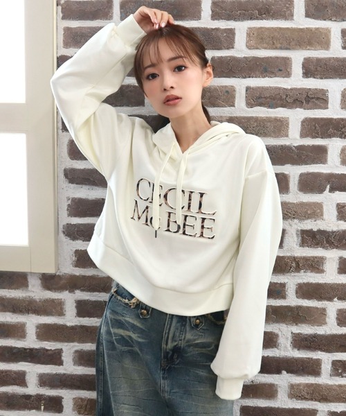 CECIL McBEE（セシルマクビー）の「エンボスロゴパーカー（パーカー・レディース・アイボリー/グレー/ブラック・MEDIUM/LARGE）」の2枚目の写真