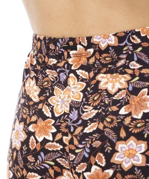 BILLABONG（ビラボン）の「【BILLABONG/ビラボン】23AW SUNDOWN/フラワー柄ロングフレアパンツ（その他パンツ・レディース・ブラック系その他・SMALL）」の4枚目の写真