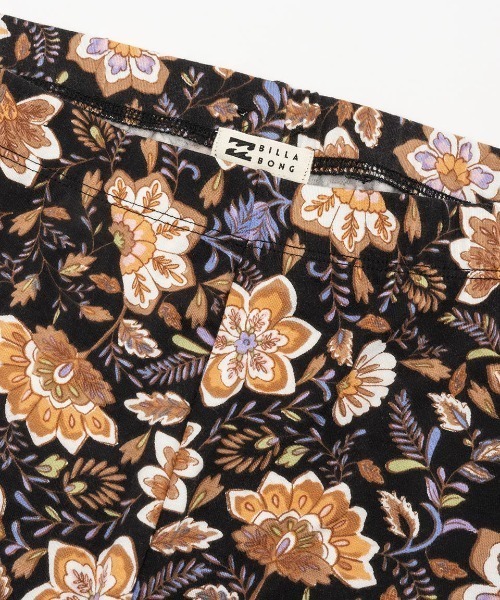 BILLABONG（ビラボン）の「【BILLABONG/ビラボン】23AW SUNDOWN/フラワー柄ロングフレアパンツ（その他パンツ・レディース・ブラック系その他・SMALL）」の3枚目の写真